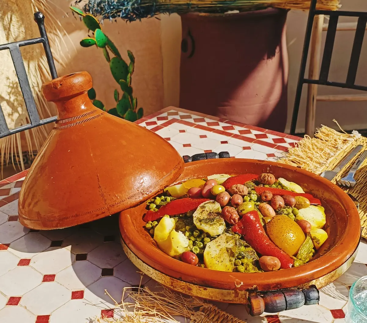 Tajine marocain servi sur une table en zellige